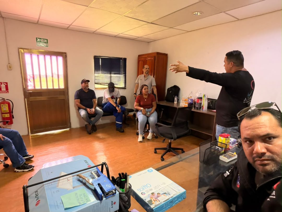 Encuentro de profesionales para una charla técnica.