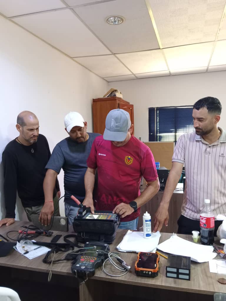 Grupo de profesionales revisando instrumentos de inspección.