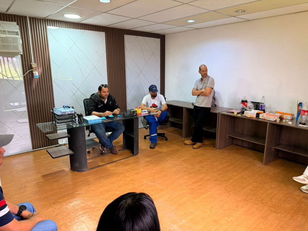 Sesión de trabajo y formación con profesionales en una sala.